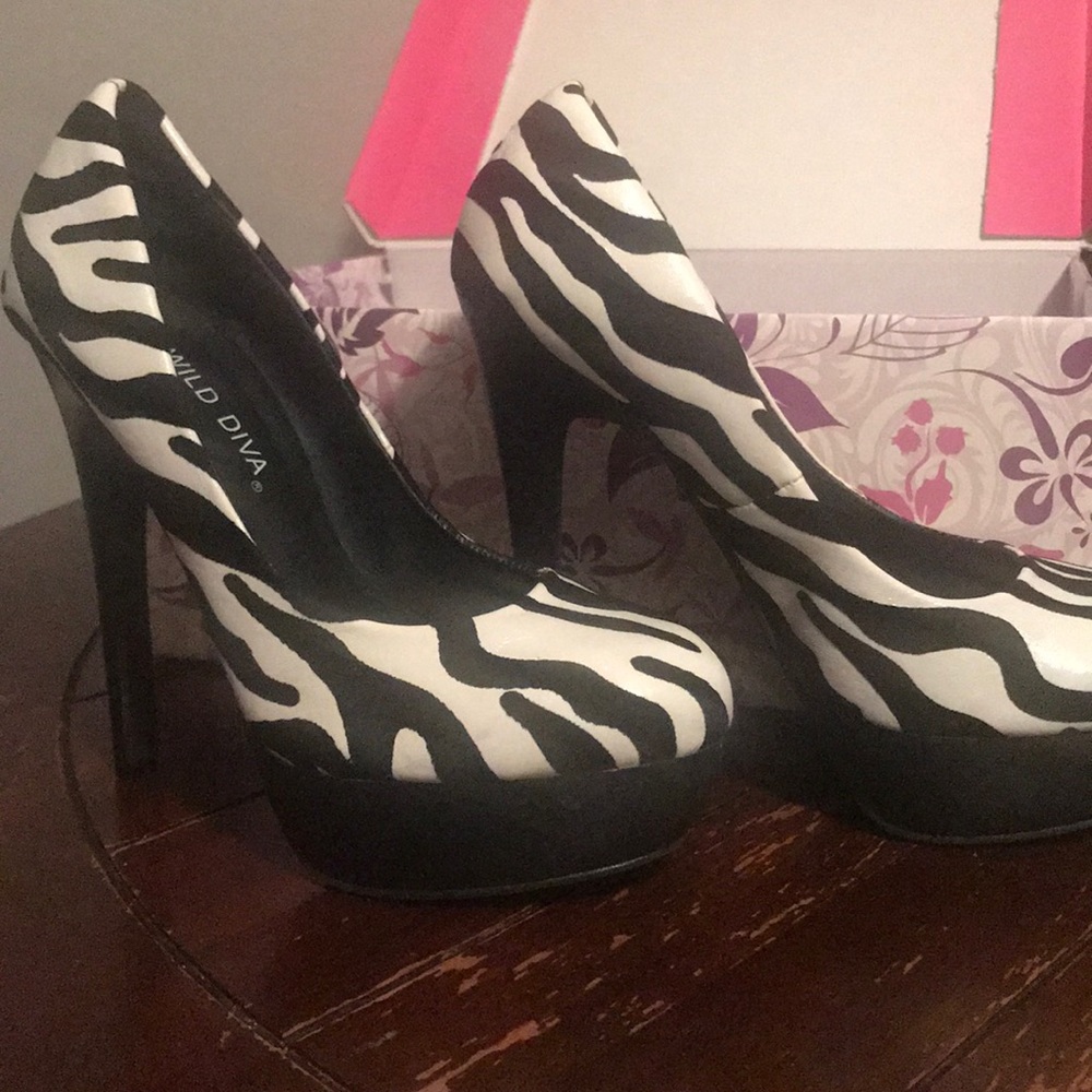 5 1/2 black and white heels